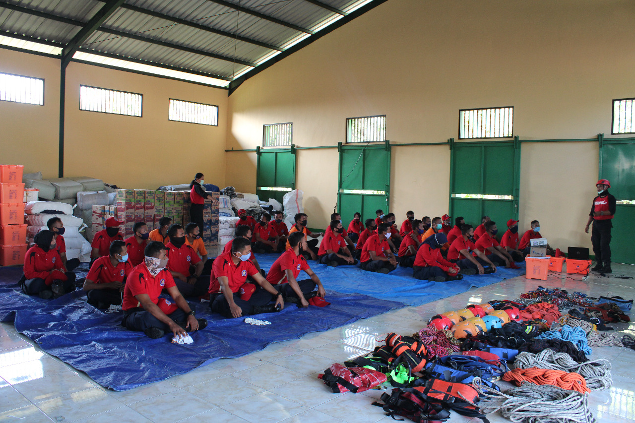 PELATIHAN FIRE RESCUE DAN VERTICAL RESCUE