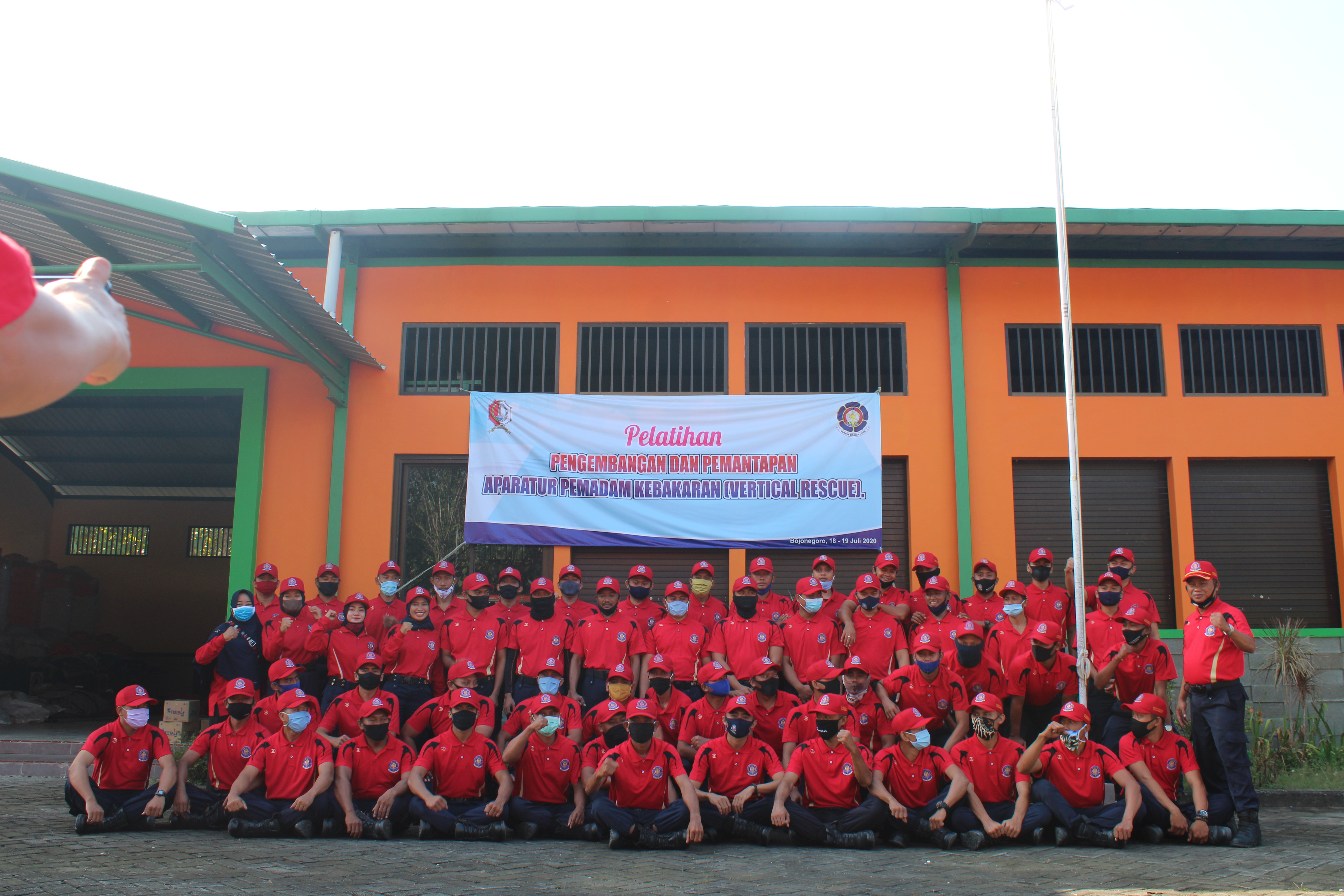 PELATIHAN FIRE RESCUE DAN VERTICAL RESCUE