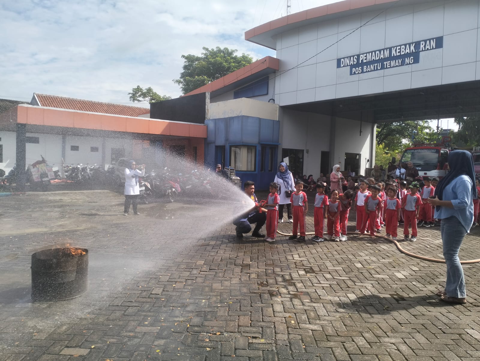 KUNJUNGAN SEKOLAH